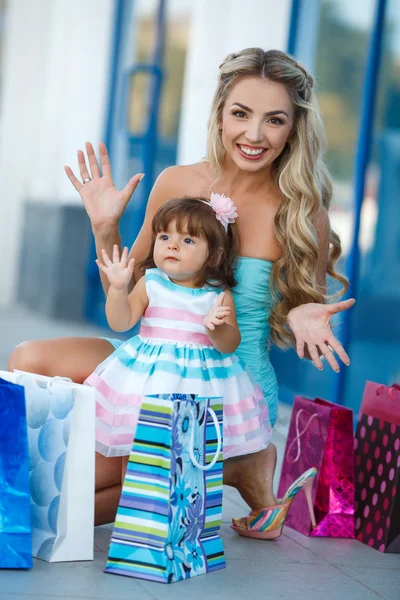 Woman during the shopping with the little girl — Stock Photo, Image