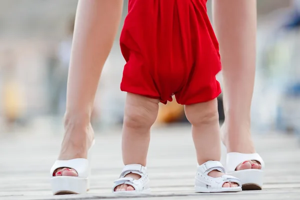 Mor och dotter promenader längs vattnet — Stockfoto