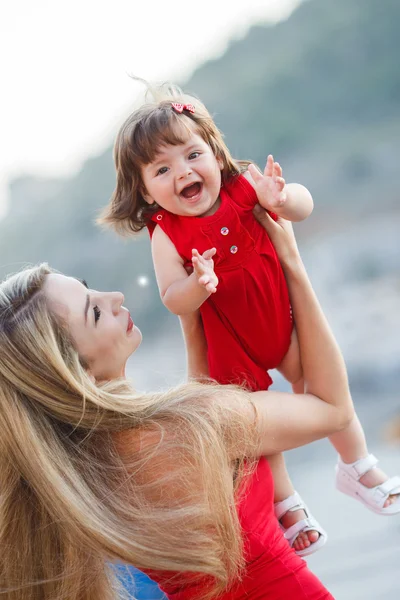 Matka a malou dceru na nábřeží — Stock fotografie