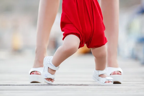 Madre e hija caminando a lo largo del paseo marítimo —  Fotos de Stock