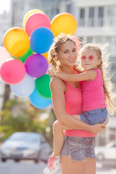 母亲和儿童彩色气球 — 图库照片