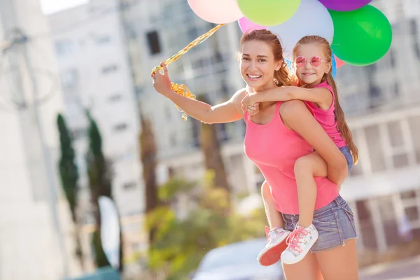 Matka a dítě s barevnými balónky — Stock fotografie