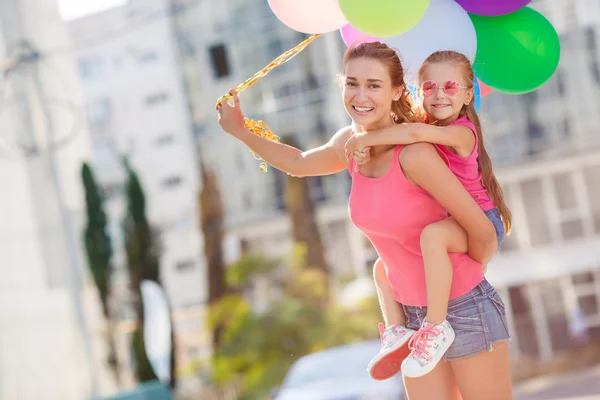 Madre e hijo con globos de colores —  Fotos de Stock