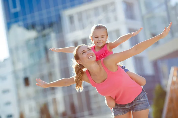 Happy mother and her daughter playing outdoors in summer. — Stock Photo, Image