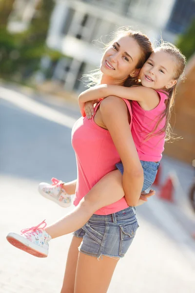 Mãe feliz e sua filha brincando ao ar livre no verão . — Fotografia de Stock