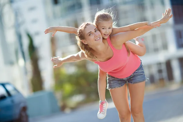 Feliz madre y su hija jugando al aire libre en verano . —  Fotos de Stock