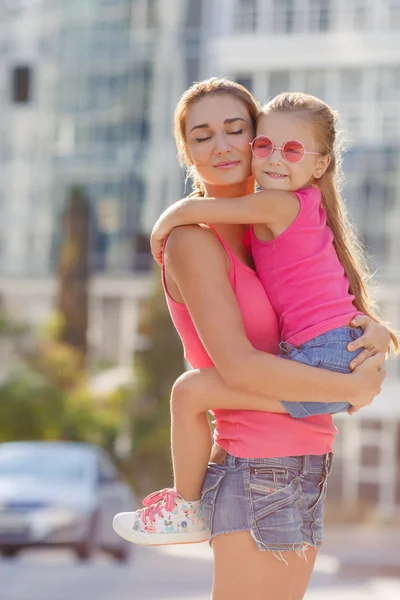Happy mother and her daughter playing outdoors in summer. — Stock Photo, Image