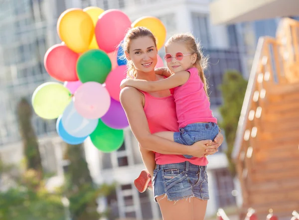 Matka a dítě s barevnými balónky — Stock fotografie