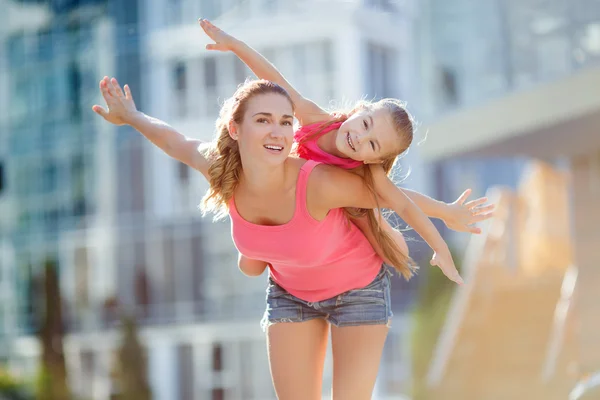 Feliz madre y su hija jugando al aire libre en verano . —  Fotos de Stock