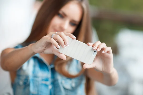 Self-portrait in an outdoor cafe — Stock Photo, Image