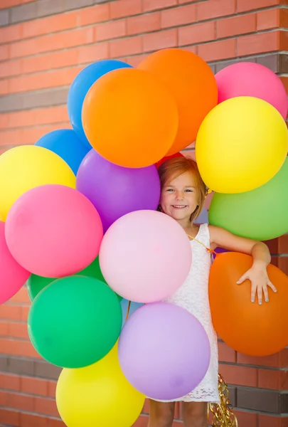 Ritratto di bambina che gioca con palloncini d'aria . — Foto Stock