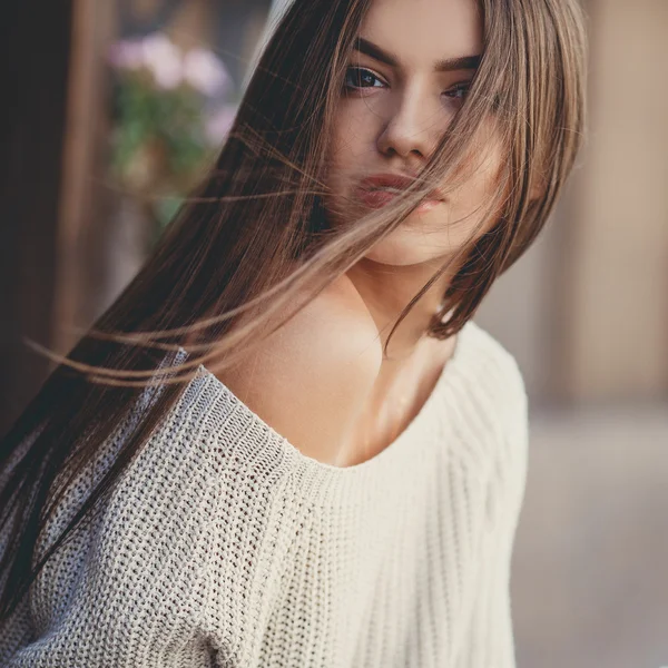 Портрет красивої молодої жінки восени — стокове фото