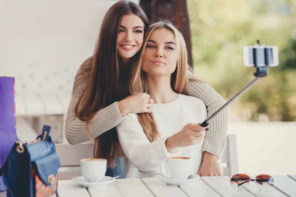 Selfie in a cafe two nice girlfriends. — Φωτογραφία Αρχείου