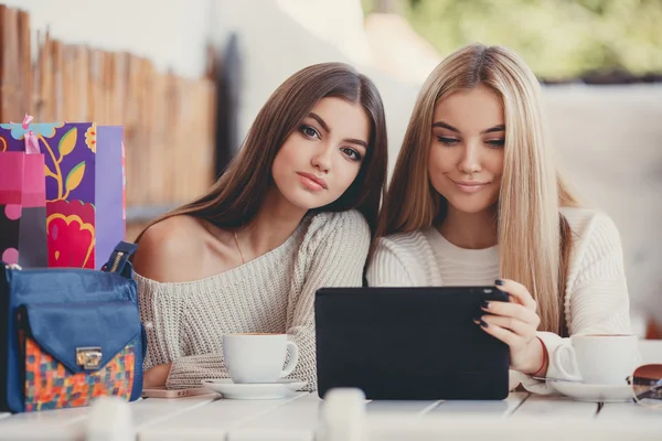 Girlfriends consider photos on the digital tablet — Φωτογραφία Αρχείου