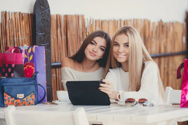Girlfriends consider photos on the digital tablet — Zdjęcie stockowe