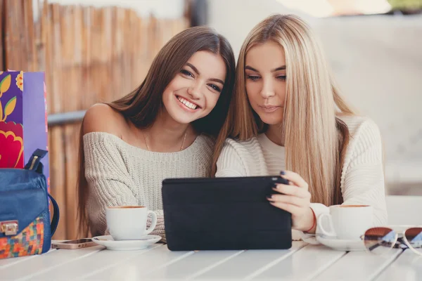 Girlfriends consider photos on the digital tablet — Stock Fotó