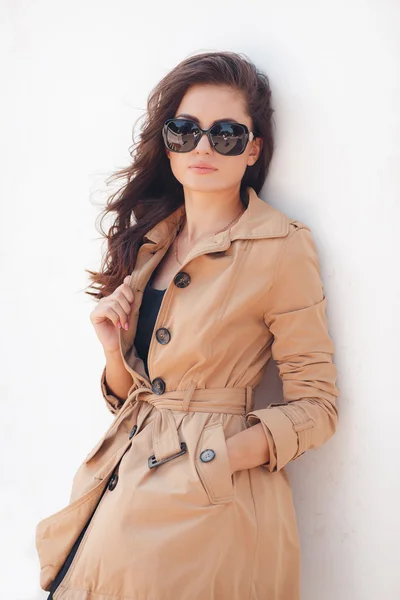 Portrait of a beautiful brunette in autumn colors — Stock Photo, Image