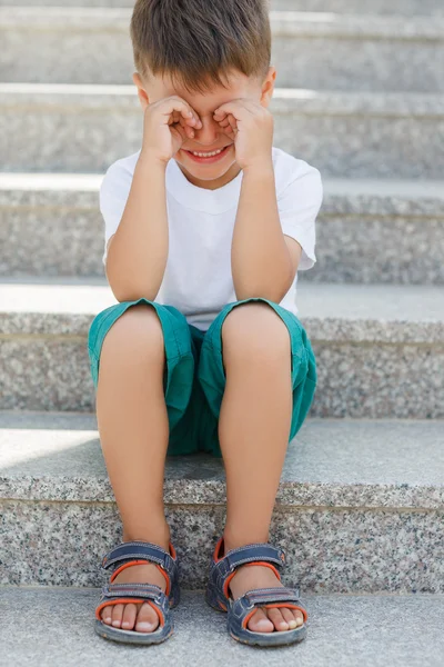 The boy sitting on the stairs in the underpass — Stock Photo, Image