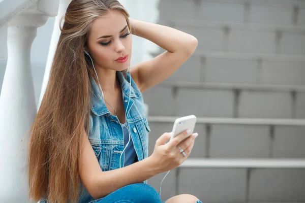 Girl listening to music,sitting on the steps — 图库照片