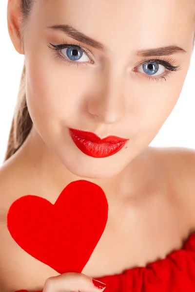 Retrato de una hermosa chica con un corazón rojo en la mano —  Fotos de Stock