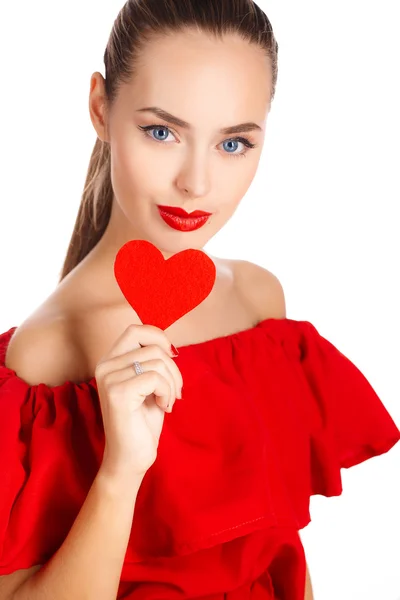 Retrato de una hermosa chica con un corazón rojo en la mano —  Fotos de Stock