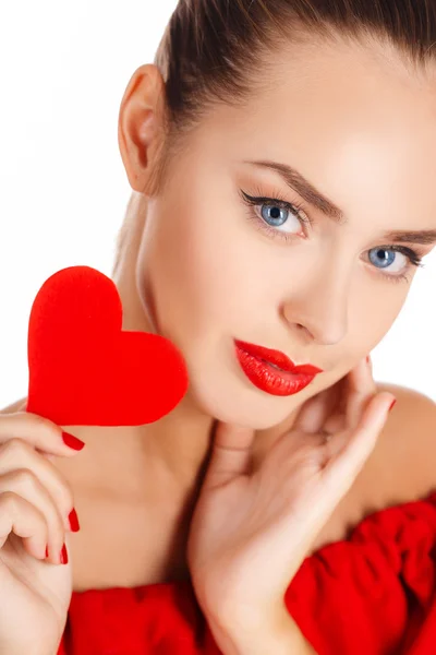 Portrait of a beautiful girl with a red heart in his hand — Stockfoto