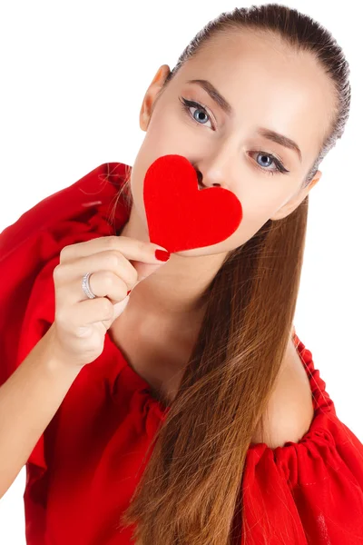 Retrato de una hermosa chica con un corazón rojo en la mano — Foto de Stock