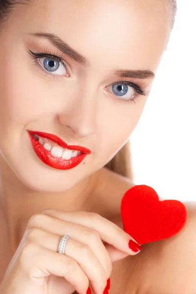 Portrait of a beautiful girl with a red heart in his hand — Stockfoto