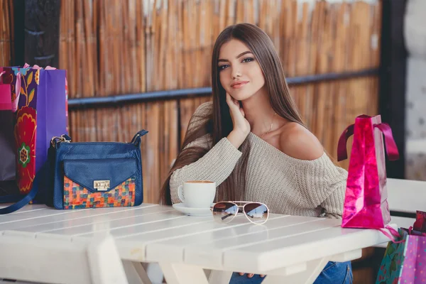 Mulher encantadora em um café para uma xícara de café — Fotografia de Stock