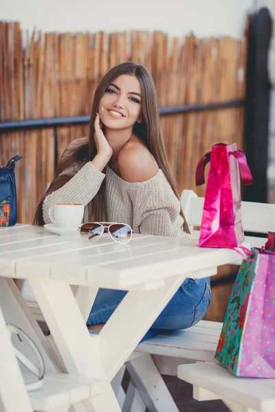 Mulher encantadora em um café para uma xícara de café — Fotografia de Stock