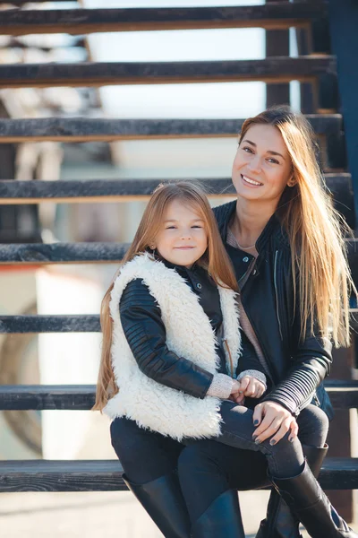 Autumn portrait of stylish mums and daughters — Φωτογραφία Αρχείου