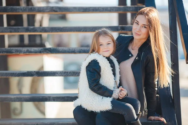 Autumn portrait of stylish mums and daughters — Stockfoto