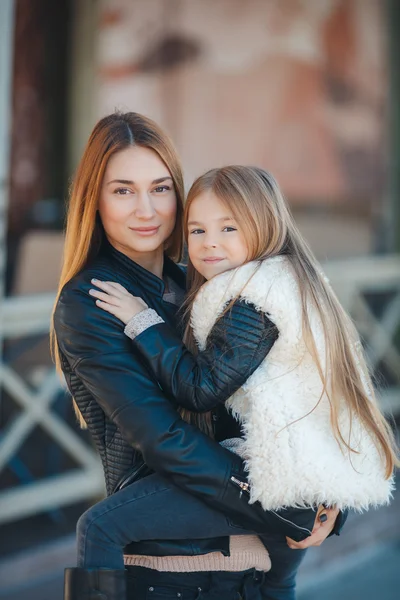 Mother holding daughter in her arms,standing in the fresh air — Stockfoto