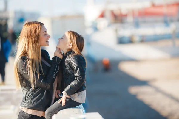 Mom and daughter spend time walking near the sea — Stock Fotó