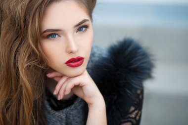 Güzel bir kadın için şehirde sonbahar fotoğraf çekimi