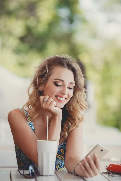 A fun and cheerful model in a summer cafe. — Stock Photo, Image