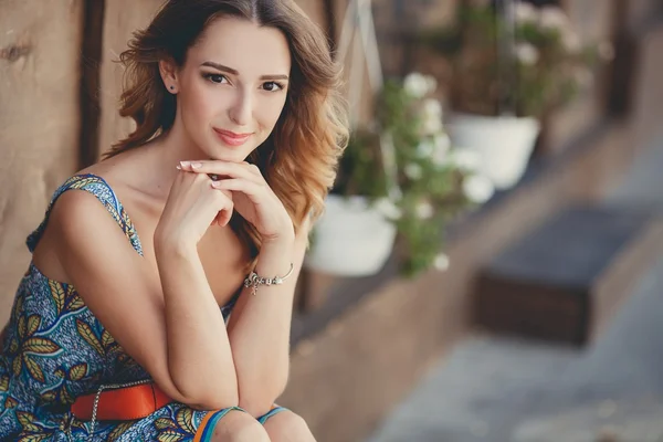 Portrait of a beautiful woman on a bench in the summer — Stok fotoğraf