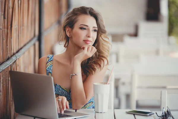 Café de la mañana una mujer de negocios en un café de verano — Foto de Stock