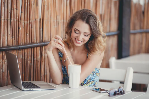 Café de la mañana una mujer de negocios en un café de verano — Foto de Stock