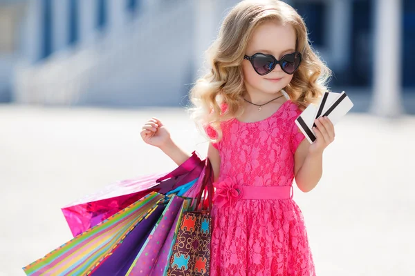 A young buyer with colored bags and credit card — 图库照片