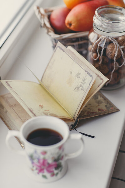 Осенний натюрморт с орехами и цитрусовыми на белом подоконнике
.