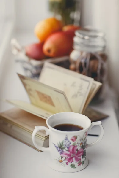 Herbst-Stillleben mit Nüssen und Zitrusfrüchten auf der weißen Fensterbank. — Stockfoto