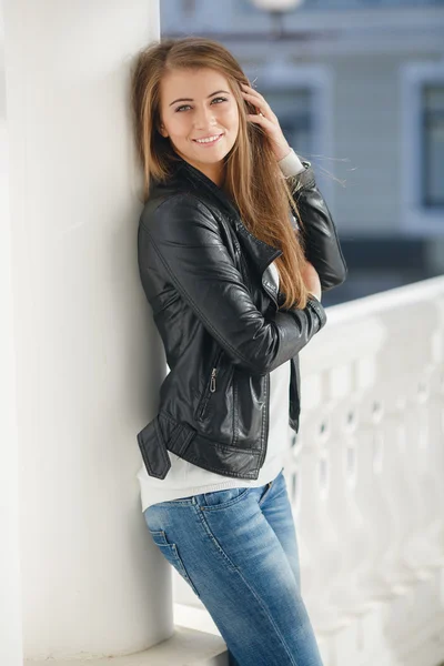 Portrait of a young woman outdoors in autumn — Stock Photo, Image