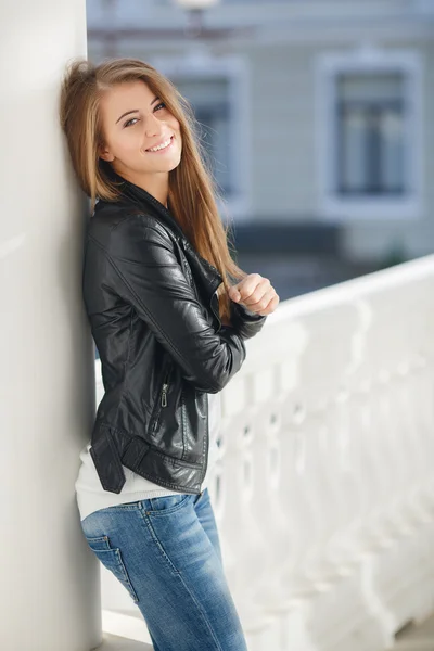 Portrait of a young woman outdoors in autumn — Stock Photo, Image