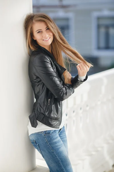 Retrato de uma jovem mulher ao ar livre no outono — Fotografia de Stock