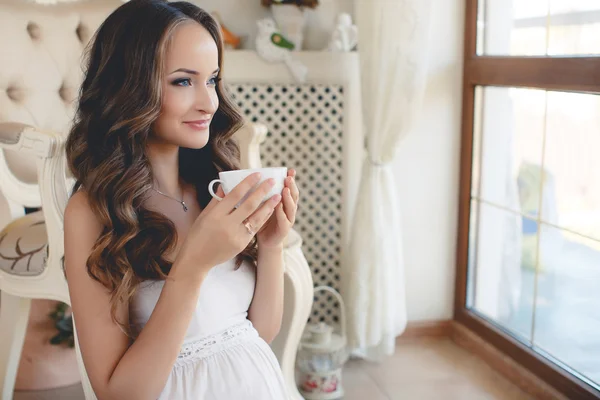 Bir fincan çay olan hamile bir kadın. — Stok fotoğraf