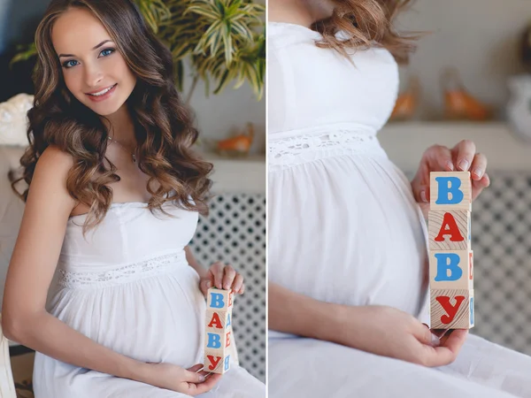손에 장난감 조각으로 임신한 여자. — 스톡 사진