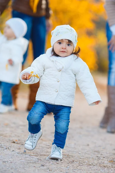 Liten flicka i gul höst park. — Stockfoto