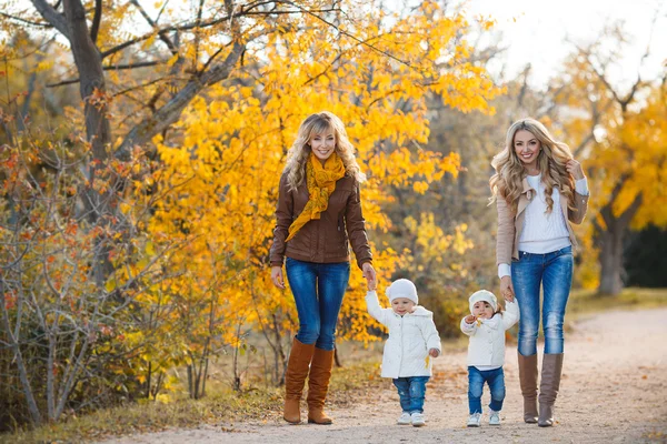 Mütter und Kinder spazieren im Herbst im Park — Stockfoto