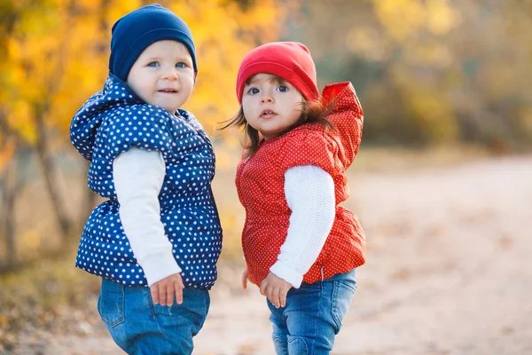 Little girls - girlfriends walk in the park. — Stockfoto